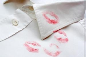 Photo nettoyer une tache de rouge à lèvres